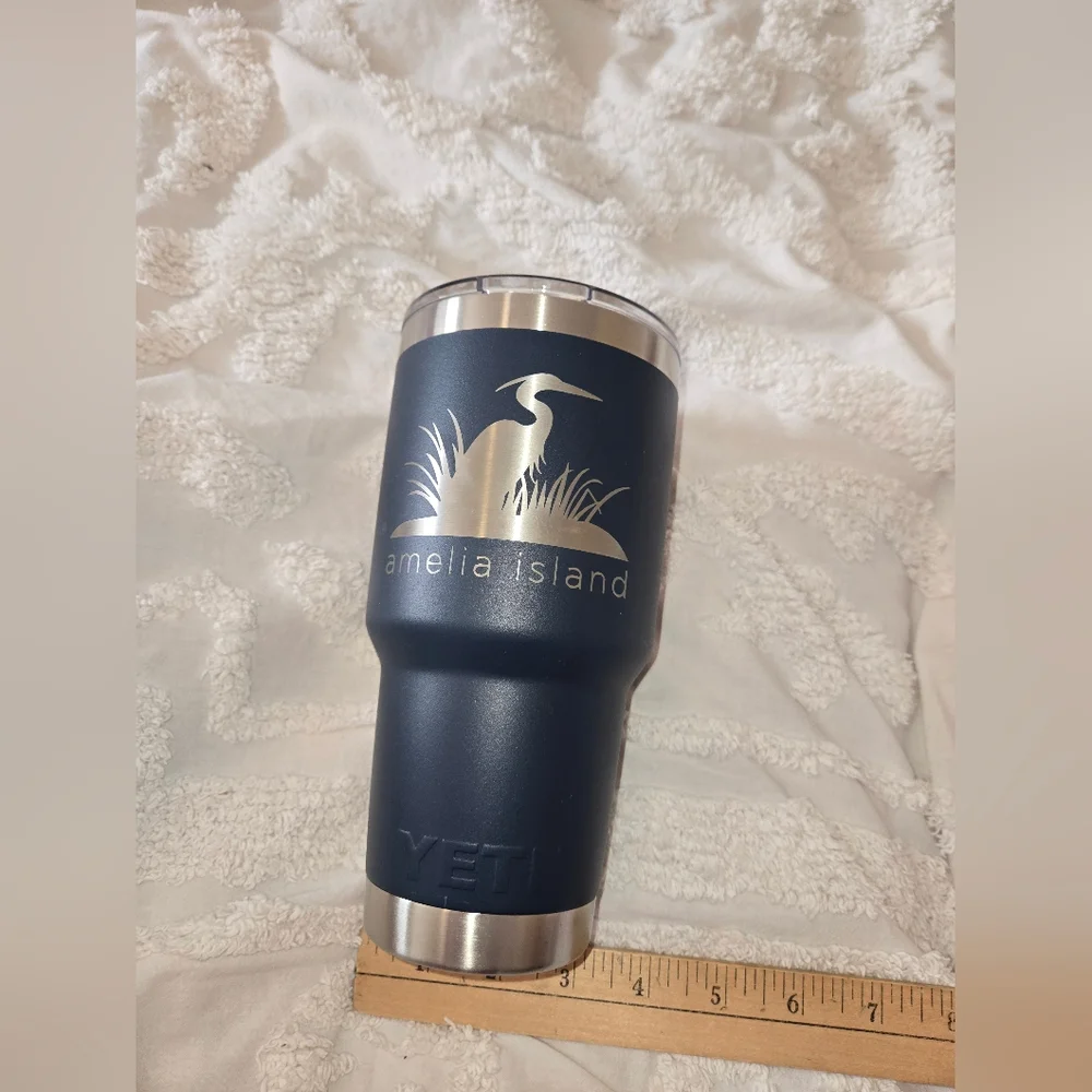 YETI Dark Blue Tumbler with Silver Design Amelia Island Heron NWT - Picture 2 of 13
